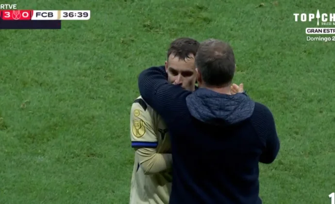 Flick señala a Casadó antes del descanso