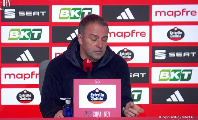 Flick analiza la derrota, explica el cambio de Casadó y se altera al hablar del arbitraje