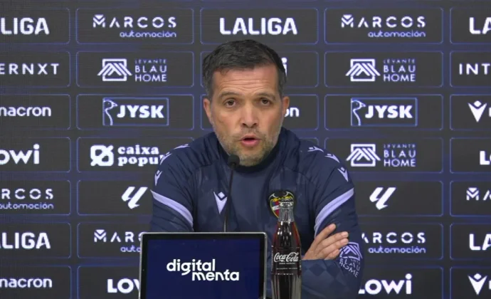 Luis Castro, sobre Raghouber, Elgezabal, Nacho Pérez, Arriaga, Víctor García, Morales, el lateral derecho y el derbi