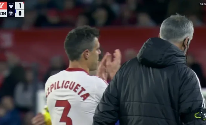 Azpilicueta termina pidiendo el cambio por un golpe en la cabeza sufrido en el primer tiempo