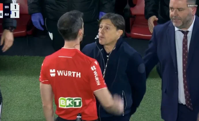 Matías Almeyda es expulsado durante el partido contra el Alavés