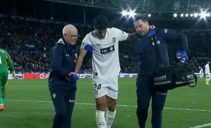 Cömert se retira lesionado del tobillo del derbi