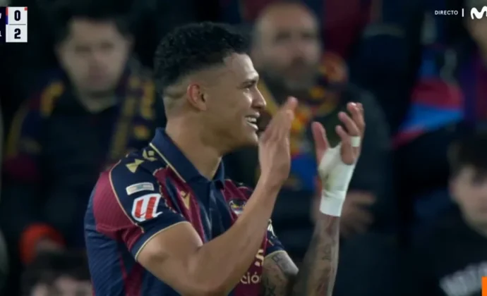 Kervin Arriaga, expulsado en el derbi por aplaudir irónicamente al árbitro