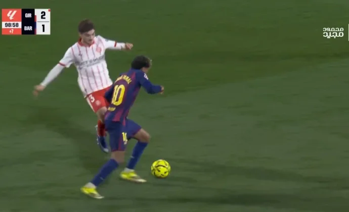 Joel Roca, expulsado por una dura entrada a Lamine Yamal