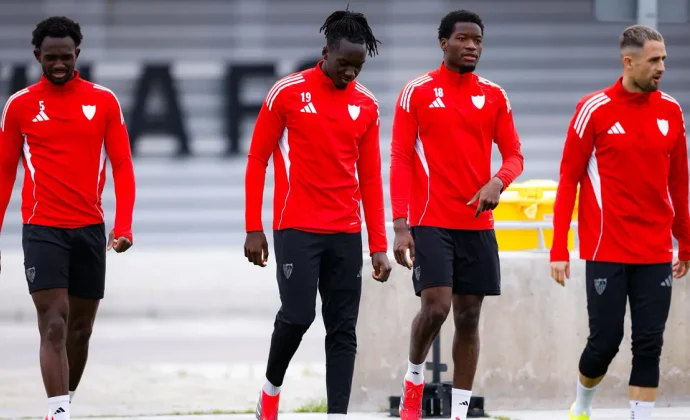 Azpilicueta se aparta del grupo por precaución y Januzaj sigue integrado