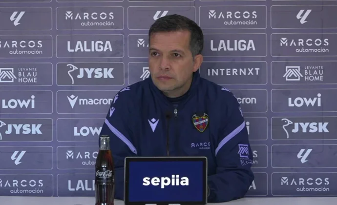 Luis Castro habla de Arriaga, Raghouber, Pablo Martínez, Elgezabal, Carlos Álvarez, el once, el sistema y el Villarreal