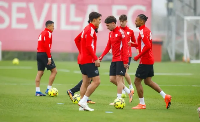 Azpilicueta vuelve al grupo y Januzaj suma otra sesión