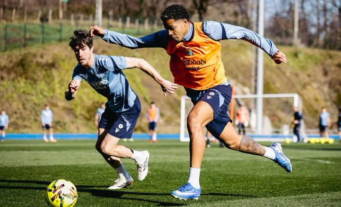 Aritz Elustondo vuelve al grupo. Carlos Soler todavía no