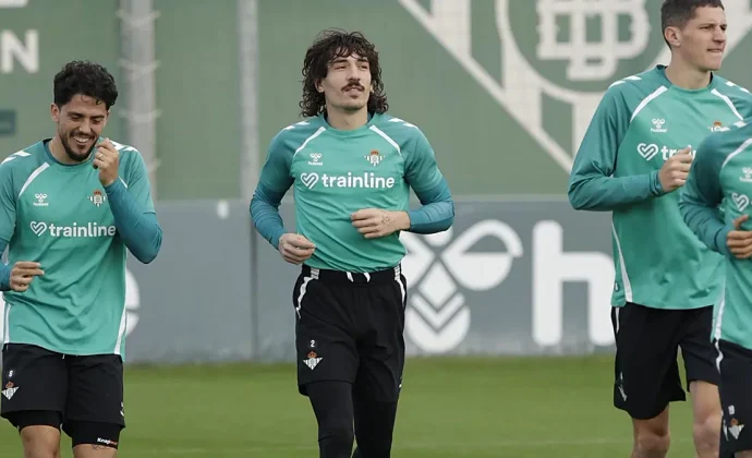 Bellerín repite con el grupo y Pellegrini solo tiene tres bajas