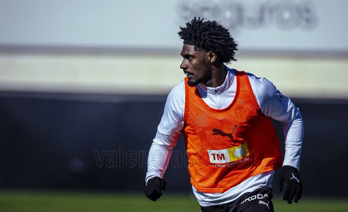 Thierry y Danjuma repiten con el grupo en una sesión con cuatro bajas