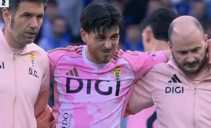 Alberto Reina se retira lesionado del partido en Anoeta