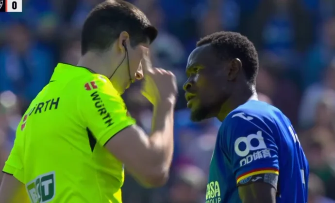 Djené, expulsado por una dura entrada a Suazo