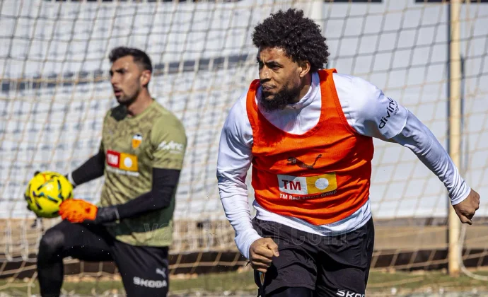 El Valencia retoma los entrenamientos con cinco futbolistas al margen