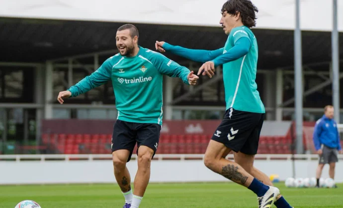 El Betis prepara el derbi con Bakambu y Ruibal recuperados