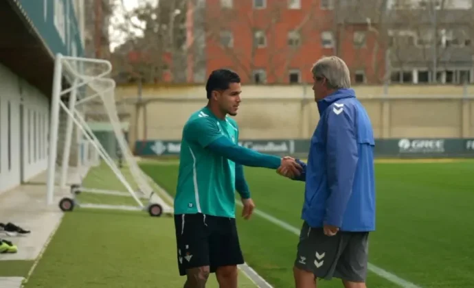Pellegrini no tiene tan claro si alinear a Cucho o Bakambu en el derbi
