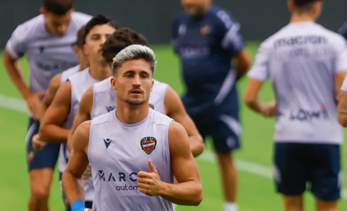 Iván Romero se ejercita con normalidad en una sesión sin los tres lesionados