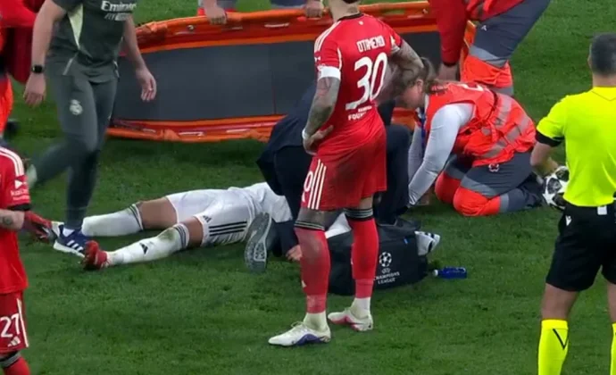 Asencio se retira en camilla por molestias cervicales