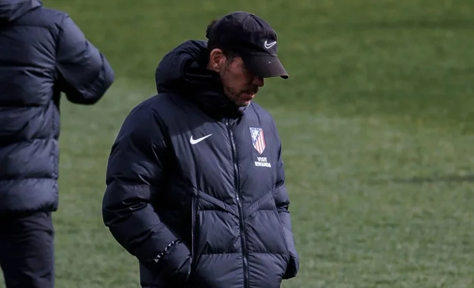 Simeone no ensayó, pero volvió a trabajar más tiempo con diez futbolistas de campo