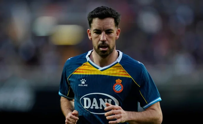 Edu Expósito ve la quinta amarilla y será baja contra el Real Oviedo