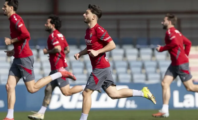 Iker Benito, única baja en la vuelta al trabajo en Tajonar