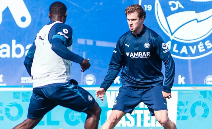 Coudet sigue entrenando al Alavés mientras el club se pone de acuerdo con River