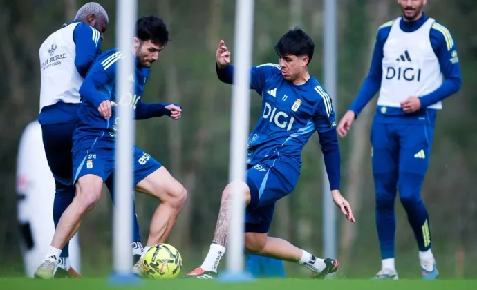 Alberto Reina se ejercita con normalidad en una sesión sin Costas ni Bailly