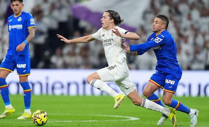 Álvaro Carreras también vio la quinta amarilla y será baja en Vigo