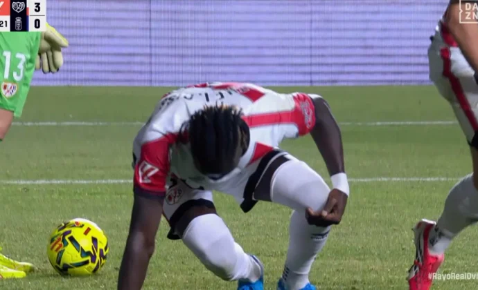 Pathé Ciss tuvo que pedir el cambio por un golpe en la rodilla