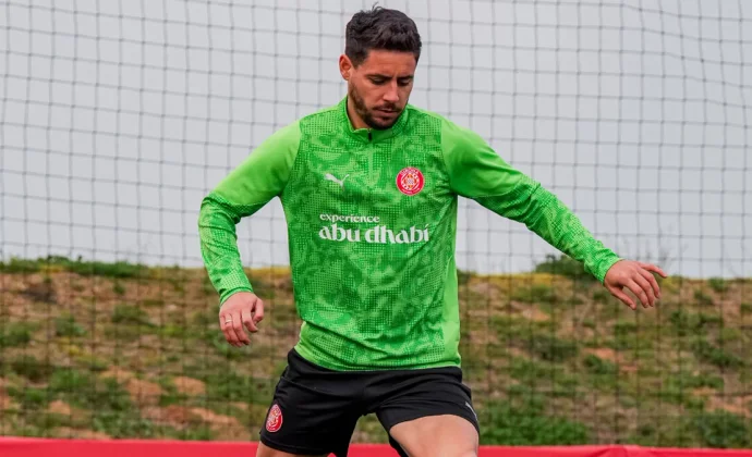 Álex Moreno ya toca balón, pero sigue al margen del grupo