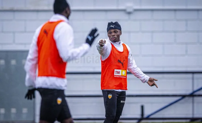 Lucas Beltrán sigue fuera del grupo y está casi descartado