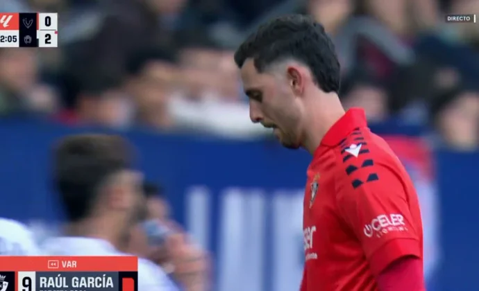 Raúl García, expulsado tras dejarle la plancha a Samu Costa