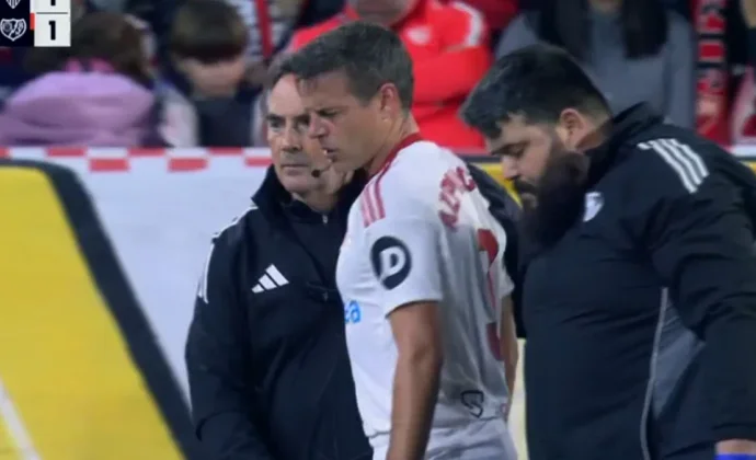 Azpilicueta se retira con molestias del partido