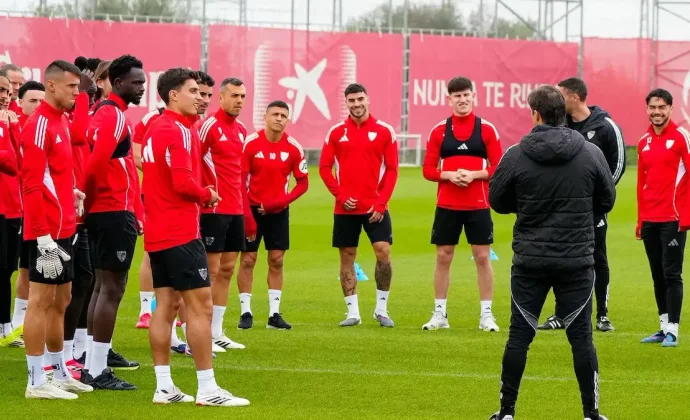 El Sevilla retoma el trabajo con Vargas, pero sin Azpilicueta ni Maupay