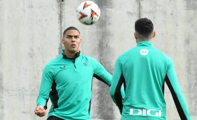 Paredes y Sannadi empiezan la semana con el grupo. Nico Williams y Unai Gómez, al margen