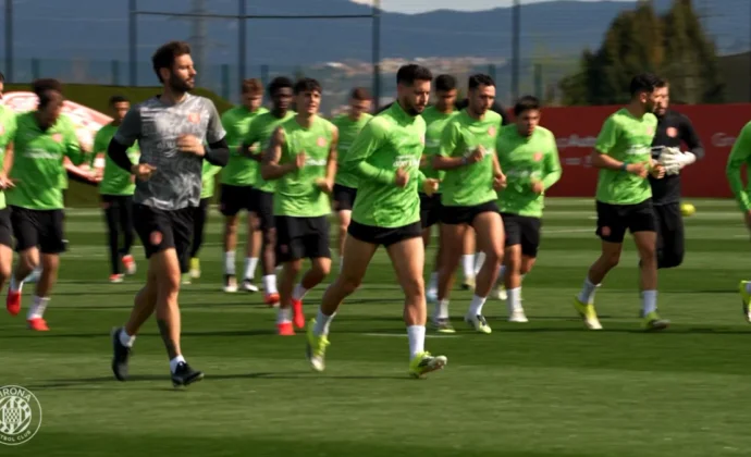 Álex Moreno se incorpora al grupo en la primera sesión de la semana