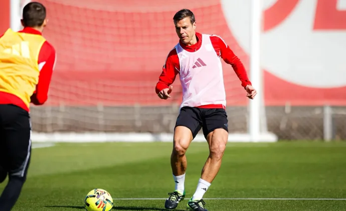 Azpilicueta y Maupay completan la sesión del miércoles con el grupo