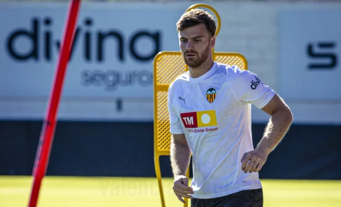 Lucas Beltrán vuelve a completar parte de la sesión con el grupo