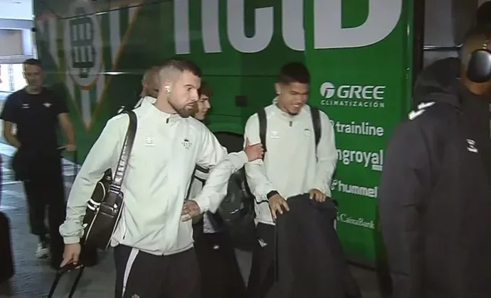 El Betis hace una sesión suave en Atenas y regresa a Sevilla