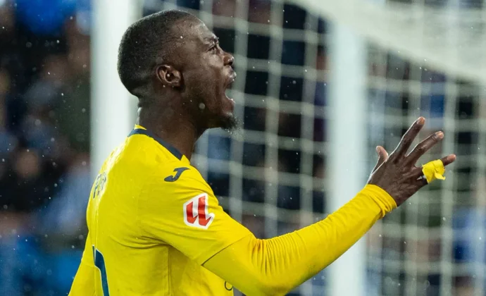 Pépé arranca un punto de la apatía con un latigazo