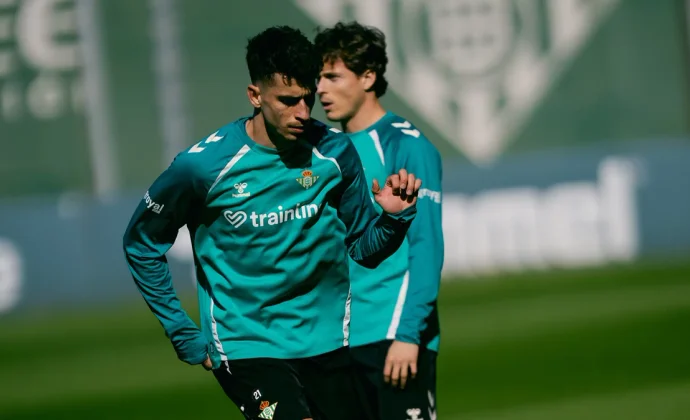 Diego Llorente no se ejercita por un golpe y Amrabat sigue con el grupo