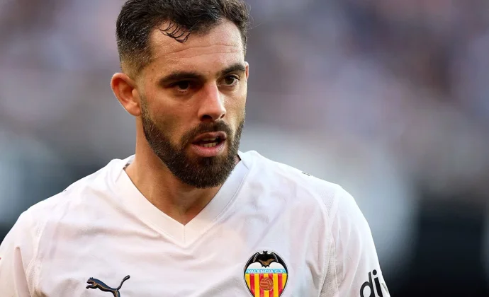 Corberán vuelve a sacar el látigo y castiga a Rioja tras su gesto en Mestalla