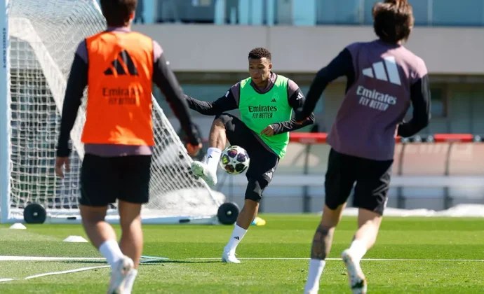 Mbappé se incorpora al grupo y Carreras hace una parte