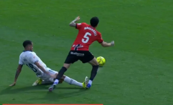 Charles Pickel, expulsado por una entrada a Mascarell