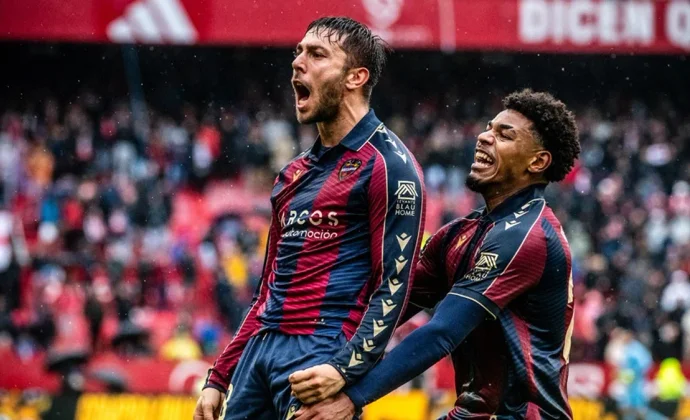 Luis Castro medita la entrada de Losada en el once de esta noche