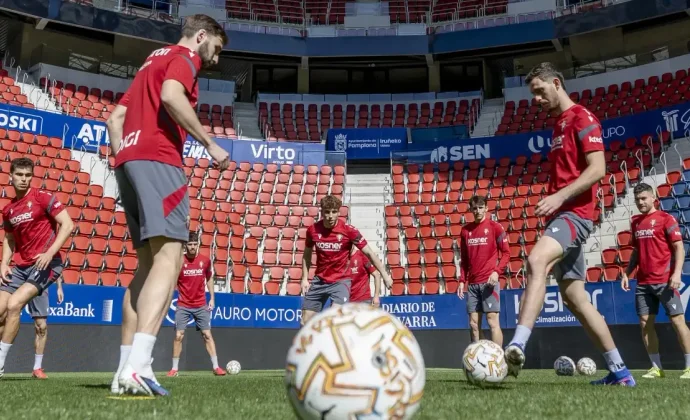Raúl Moro se ejercita al margen en una sesión llevada a cabo en El Sadar