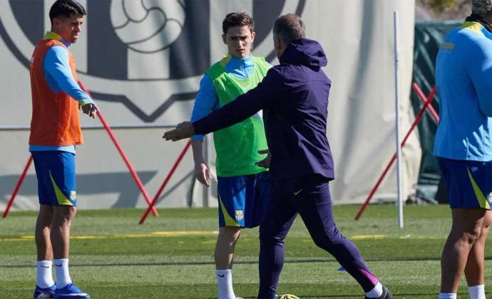 Joan García y Eric Garcia gestionan las cargas en el gimnasio en la vuelta al trabajo