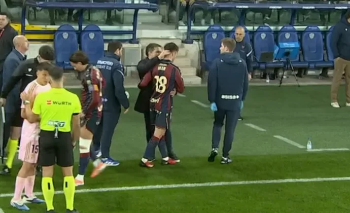 Iker Losada pide el cambio por conmocion cerebral