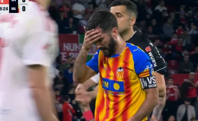 Gayà fue sustituido en la primera parte tras recibir dos golpes en la cabeza