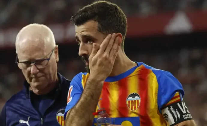 Las pruebas a Gayà descartan fractura de pómulo, pero usará máscara