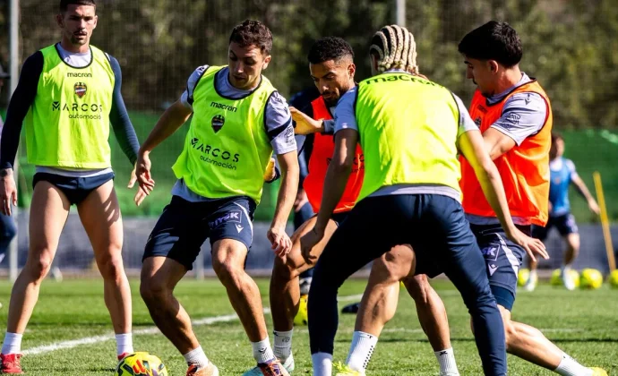 Iker Losada, al margen en la vuelta al trabajo del Levante